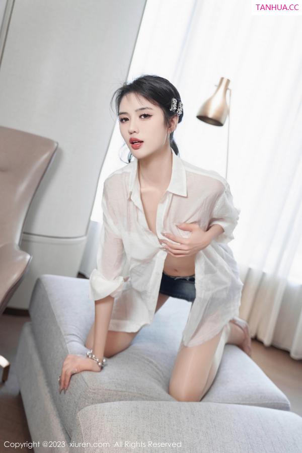 李浅浅  [XiuRen]高清写真图 2023.11.15 No.7667 浅浅Danny 短裙美腿第11张图片